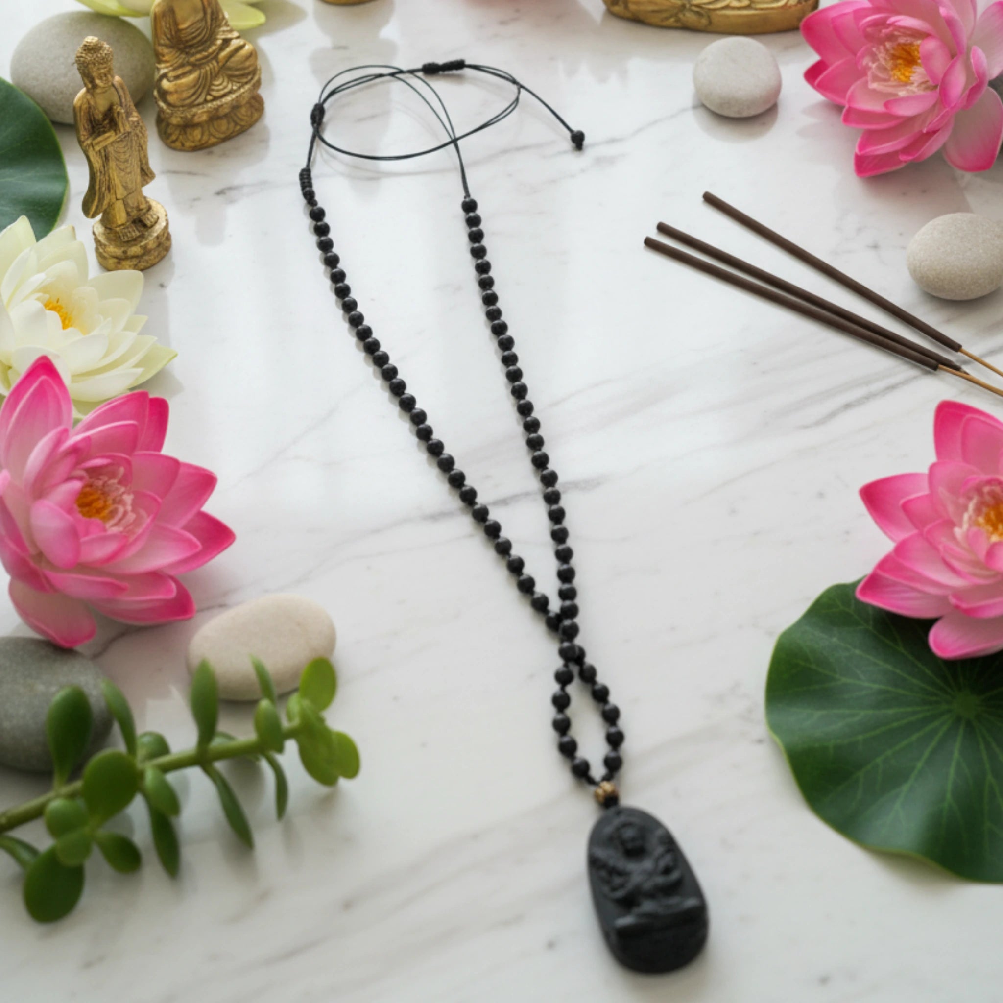 Détail pendentif Bouddha gravé et perle dorée – collier mala spirituel