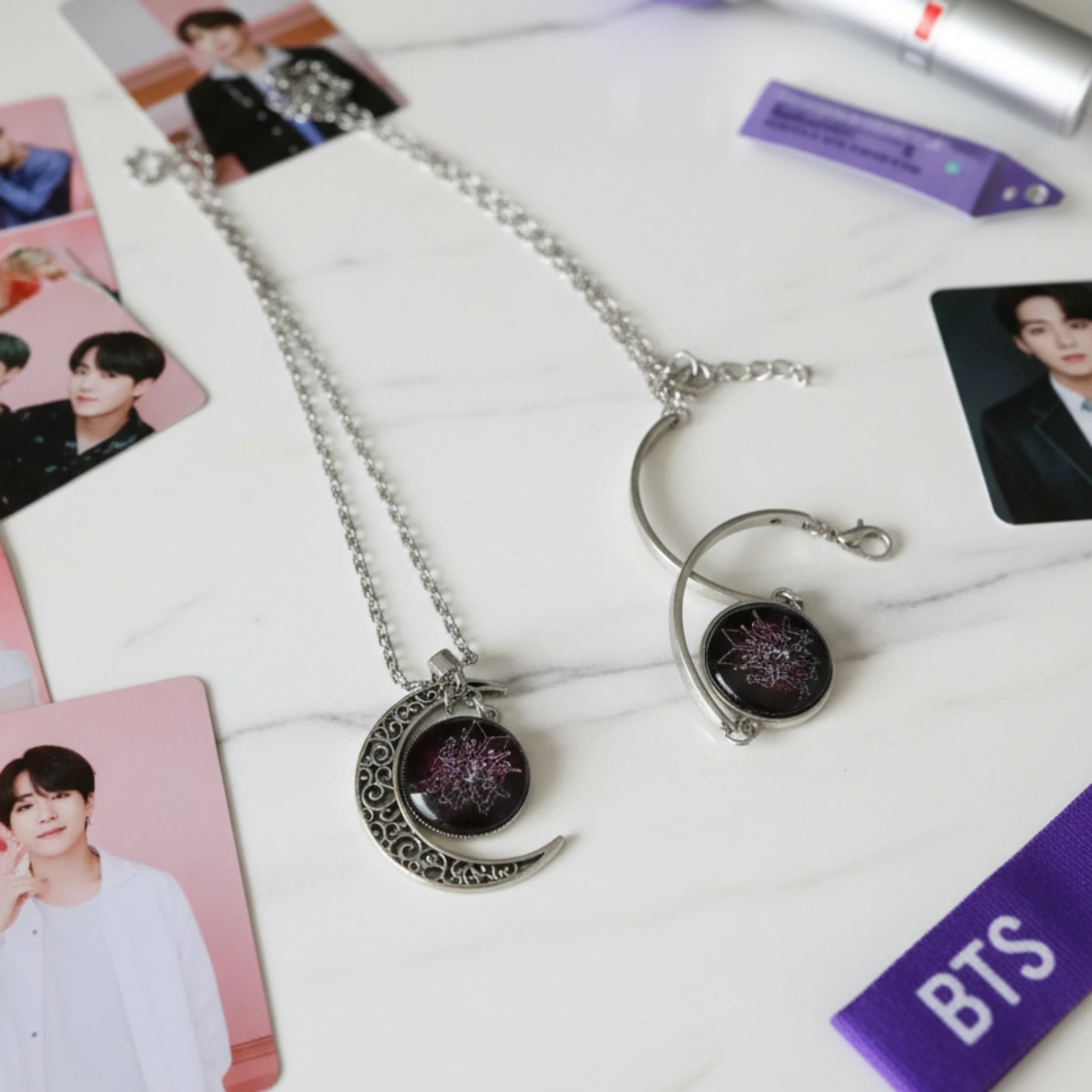 Bracelet BTS demi-jonc argenté avec médaillon – vue de côté