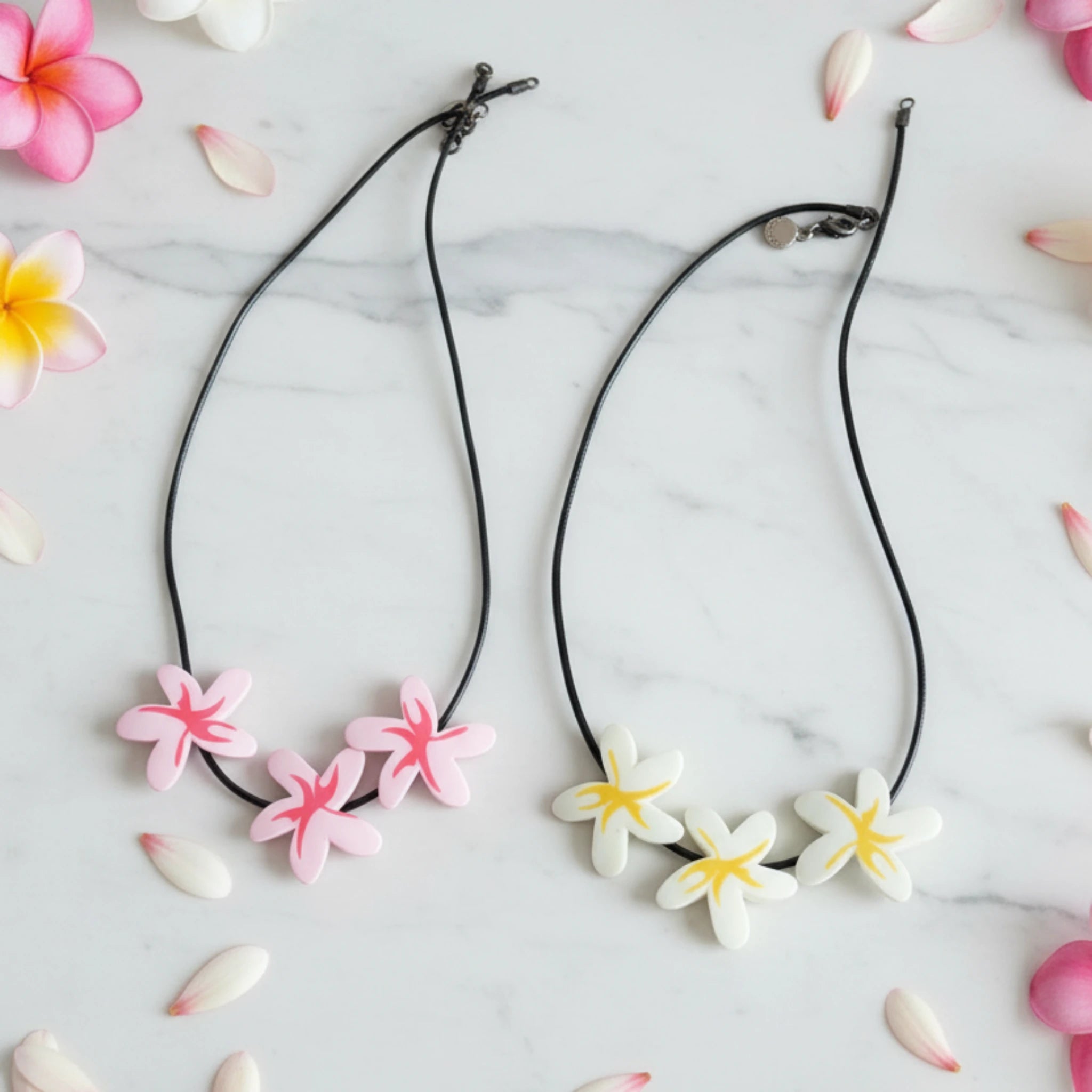 Collier choker vintage Rip Curl fleurs de tiaré blanc et jaune – style surf Y2K