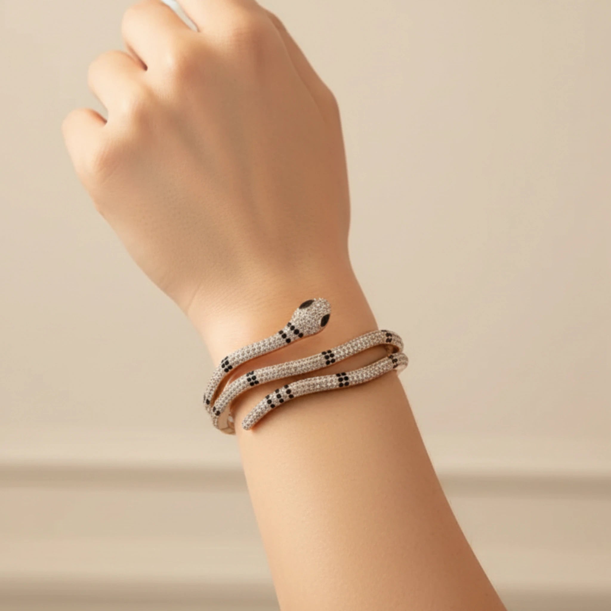 Bracelet Jonc Serpent "Éclat Mystique"