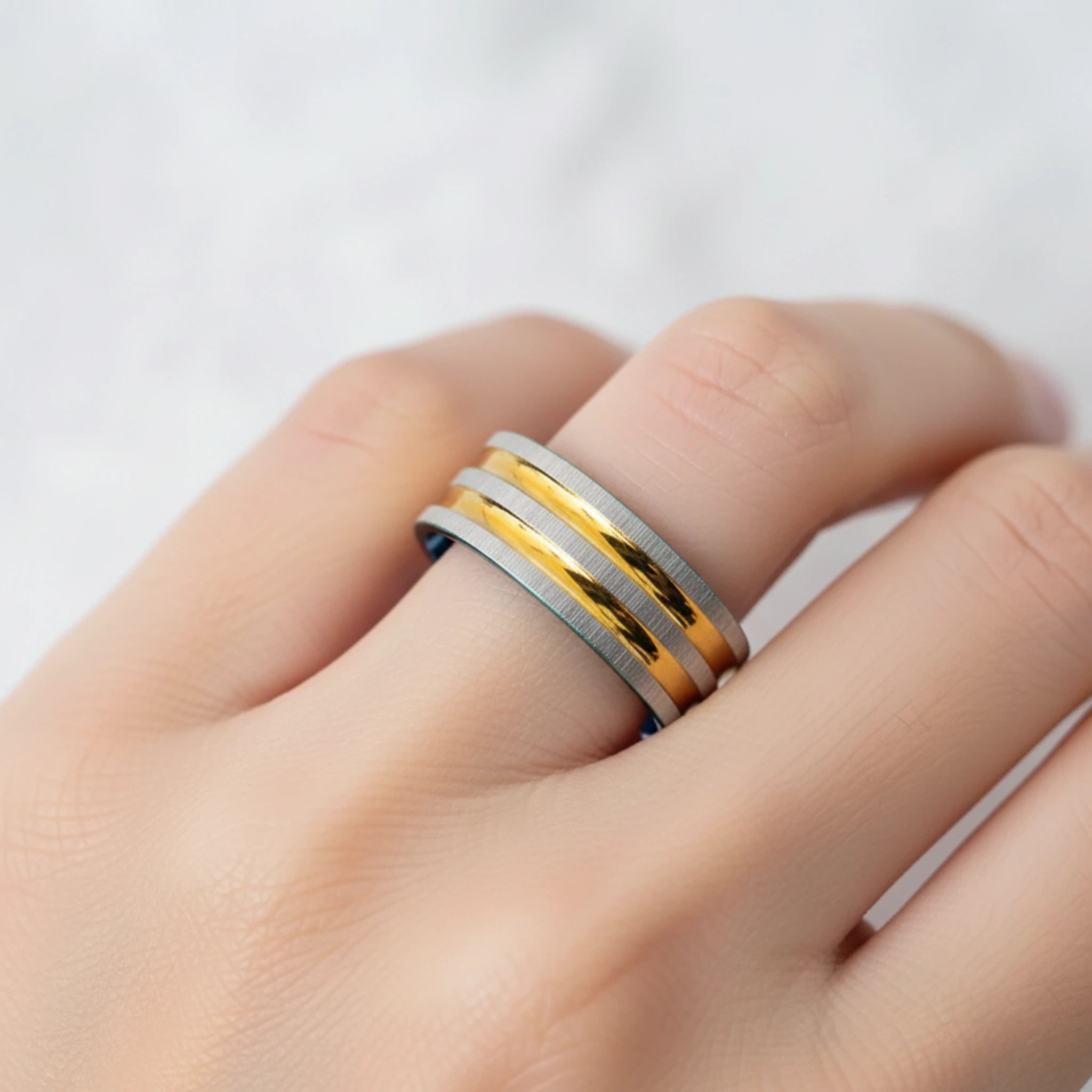Anneau "Rivière d'Or" – L'Équilibre de l'Acier Inoxydable Bicolore