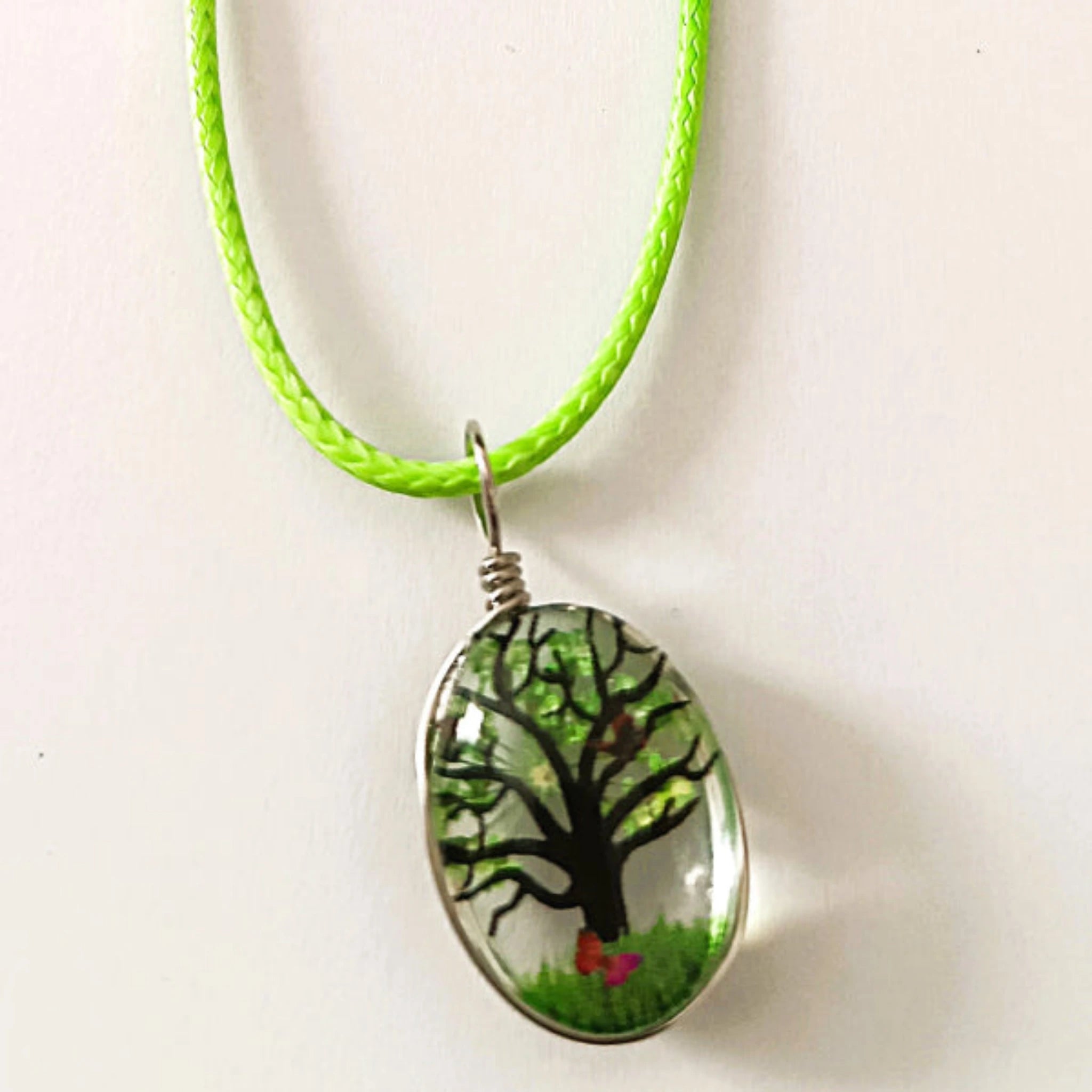 Collier Pendentif "Arbre de Vie Émeraude" – Cordon Vert Néon