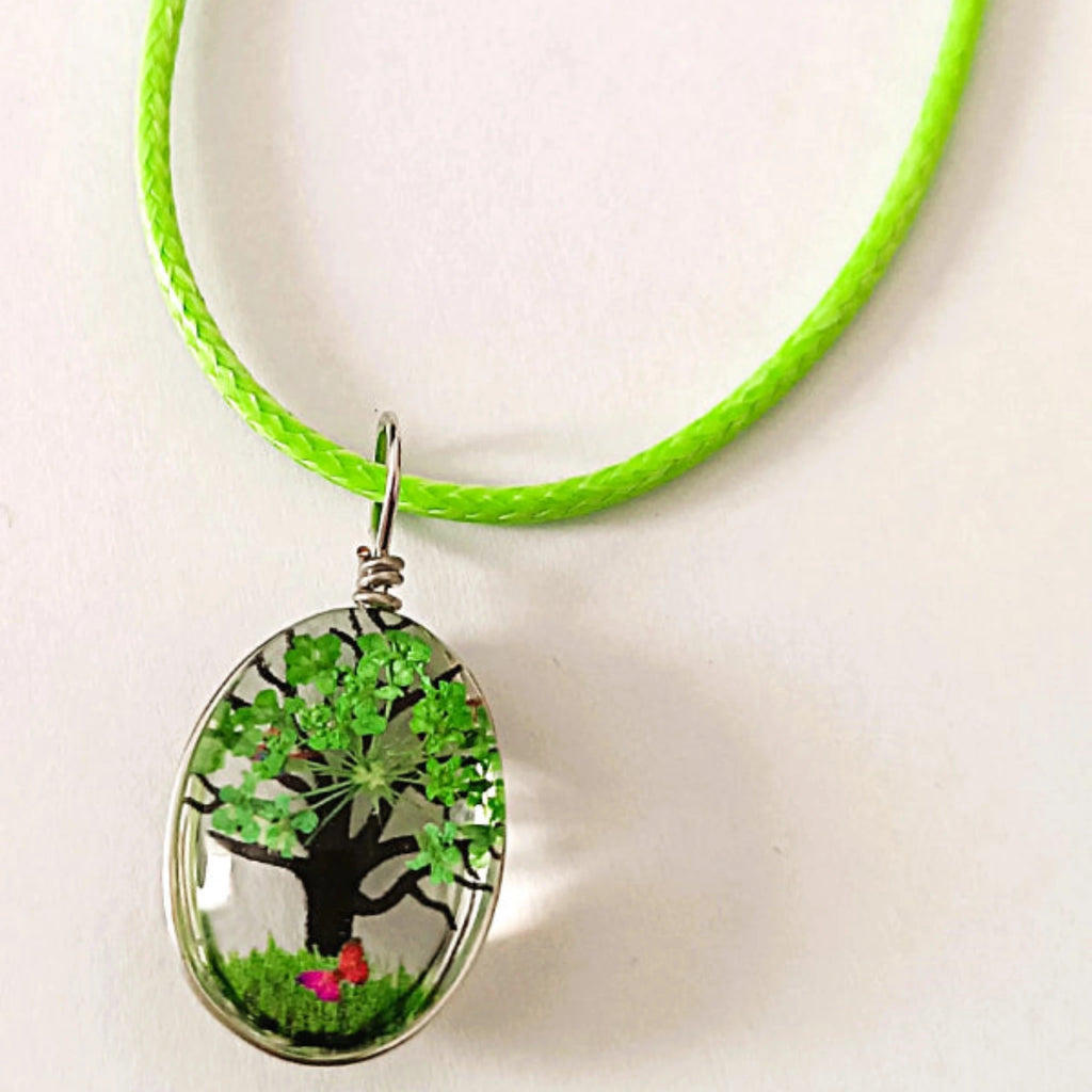 Collier Pendentif "Arbre de Vie Émeraude" – Cordon Vert Néon