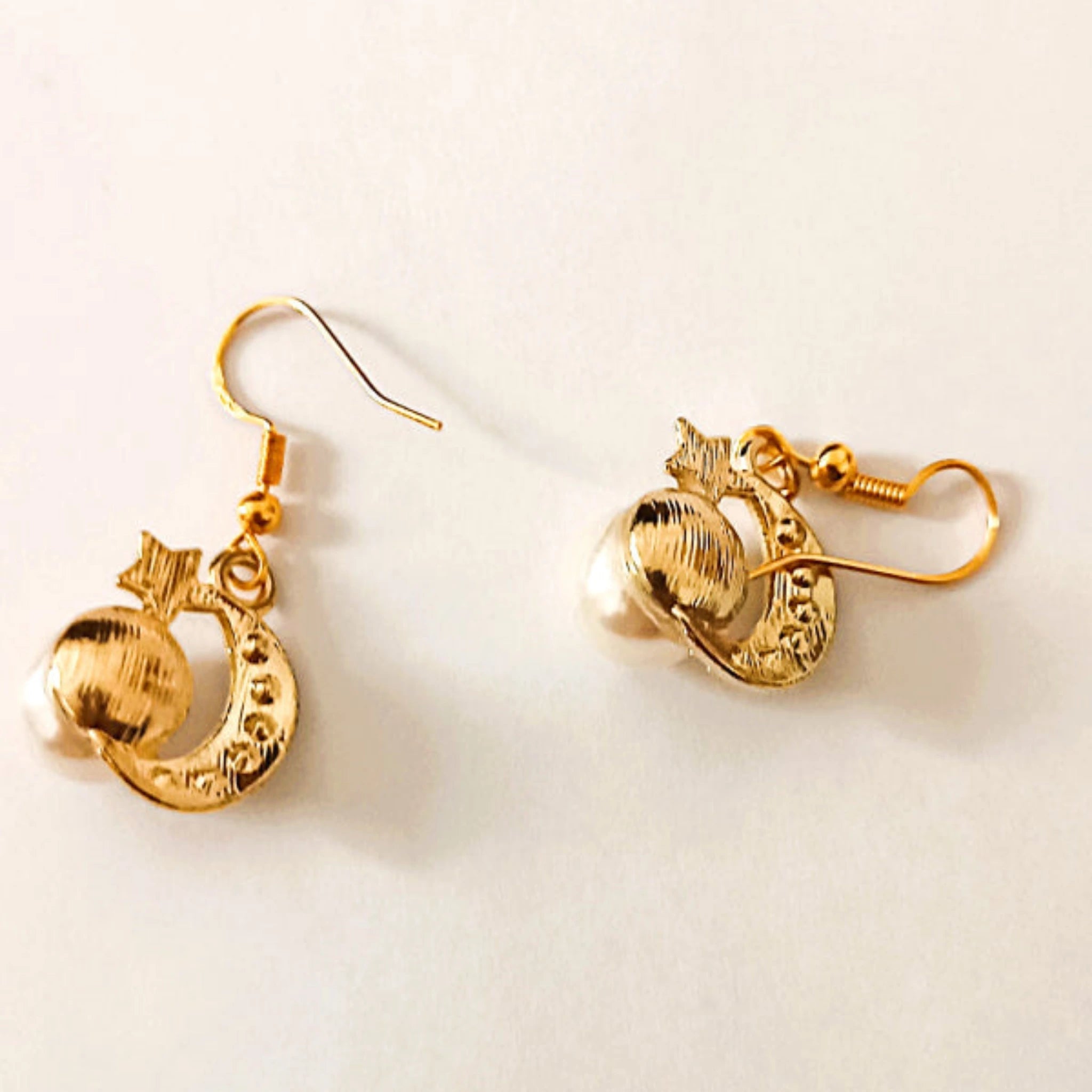 Boucles d'Oreilles Pendantes "Nuit Étoilée" – Lune, Étoile & Perle Nacre