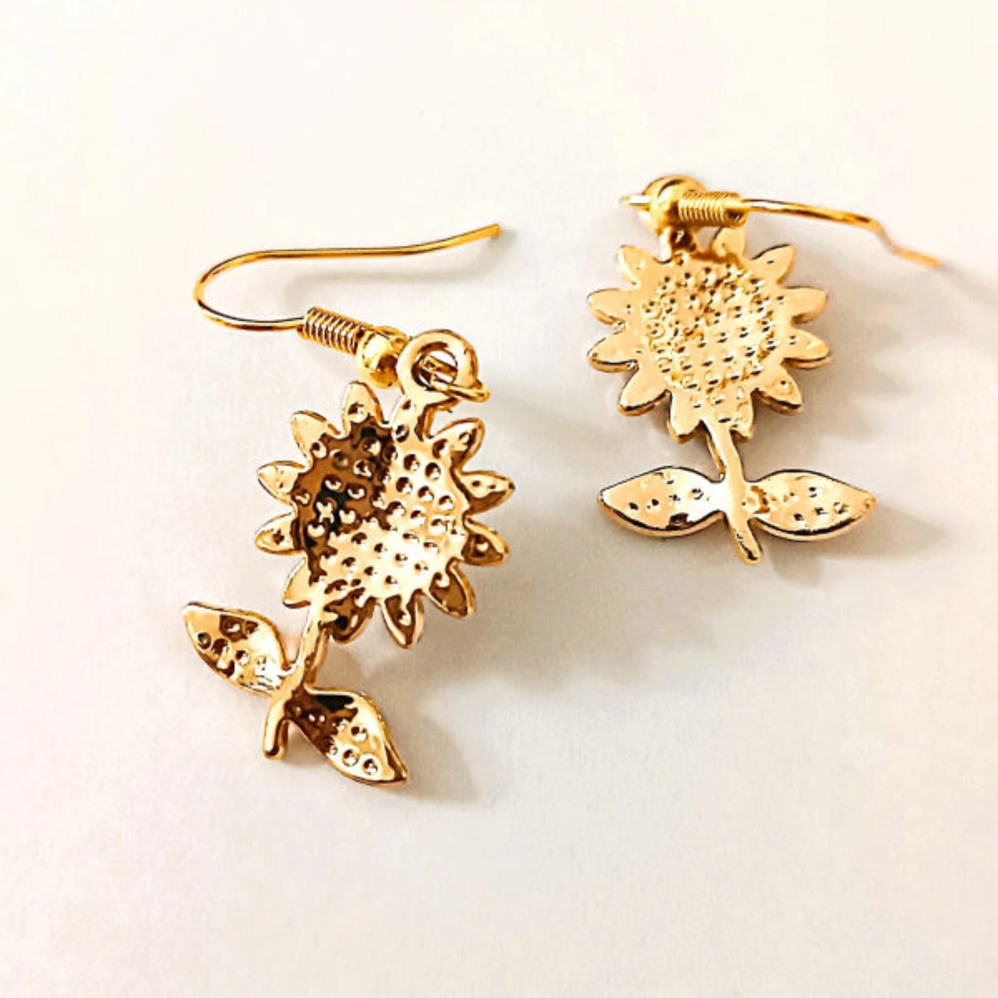 Boucles d'Oreilles "Tournesol Étincelant" – Fini Doré & Cristaux