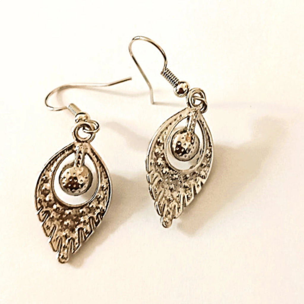 Boucles d'Oreilles Pendantes "Élégance Perle & Strass" – Fini Argenté