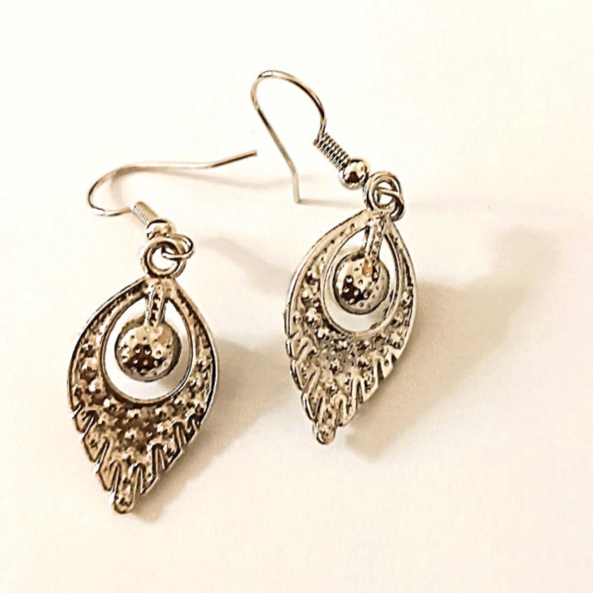 Boucles d'Oreilles Pendantes "Élégance Perle & Strass" – Fini Argenté