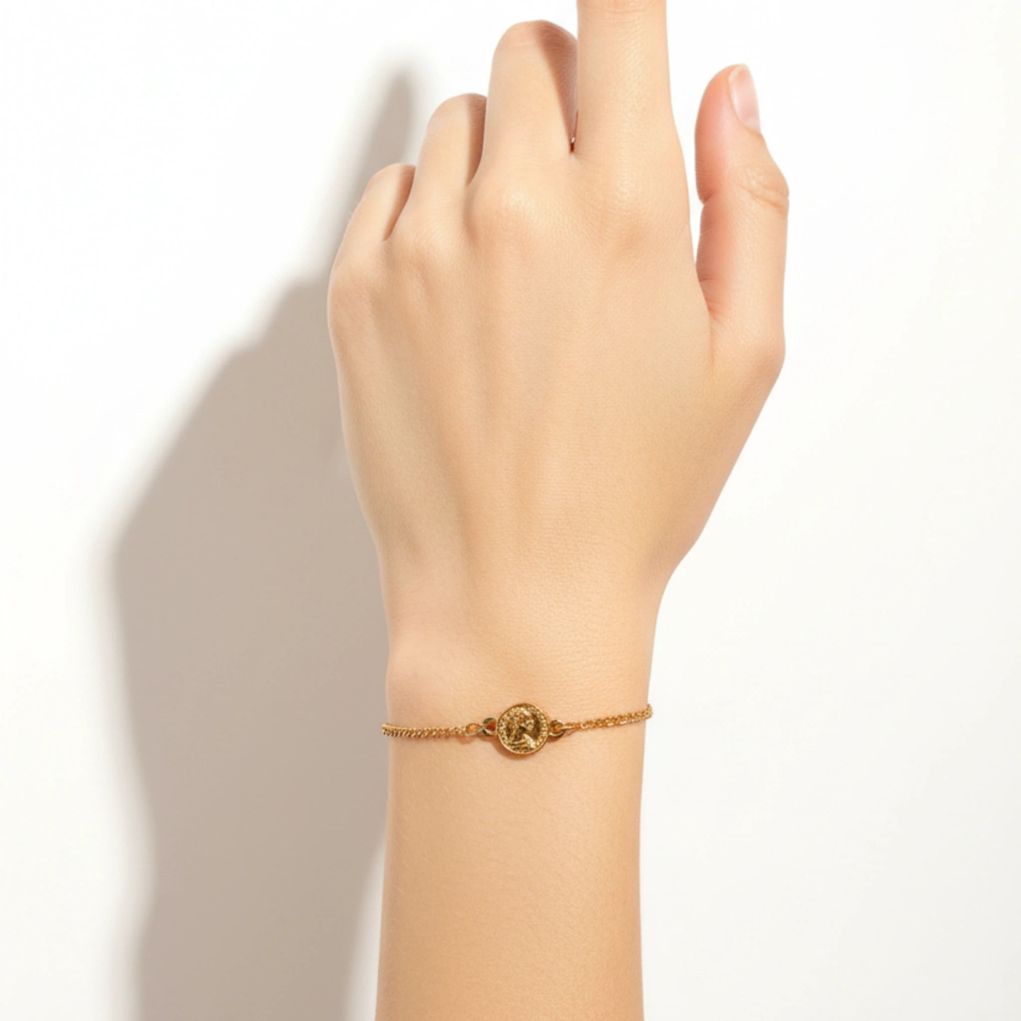 Bracelet Médaille "Monnaie Antique" – Chaîne Dorée Élégante