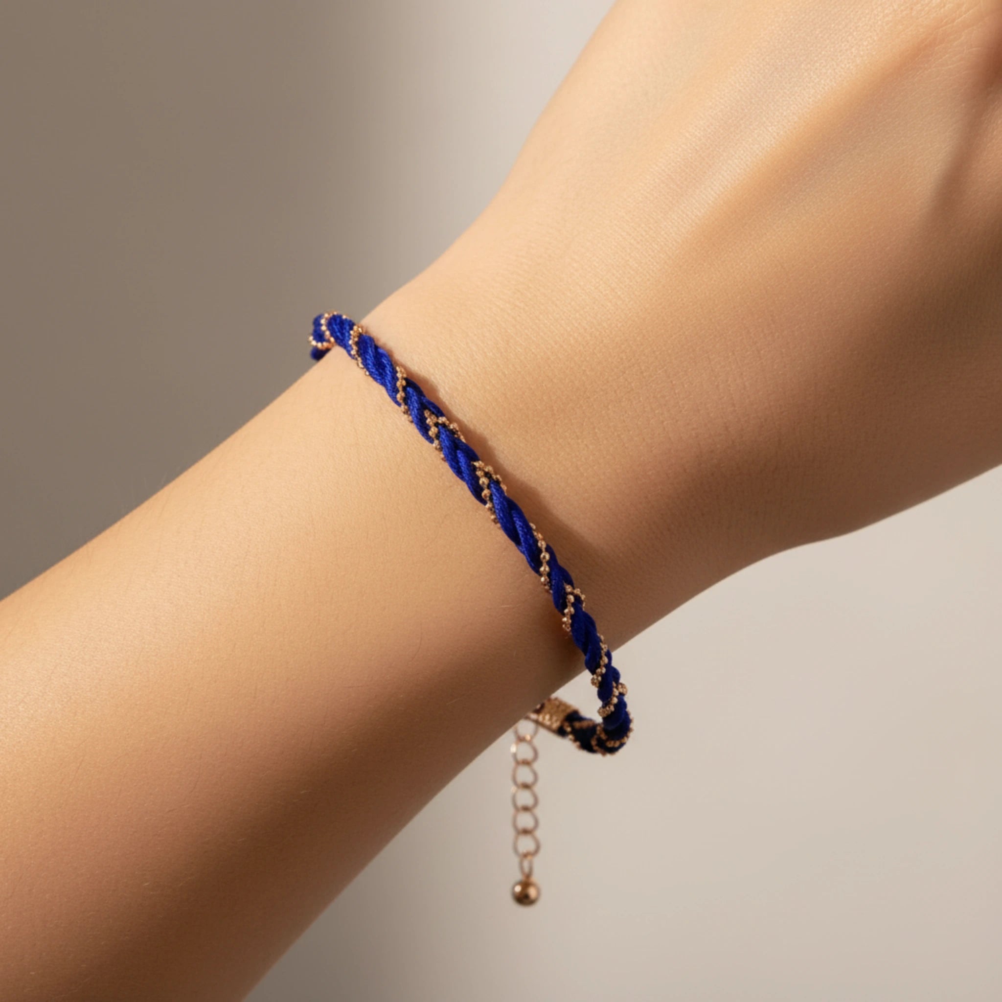 Bracelet "Bleu Royal & Or" – Tressage Précis et Élégance