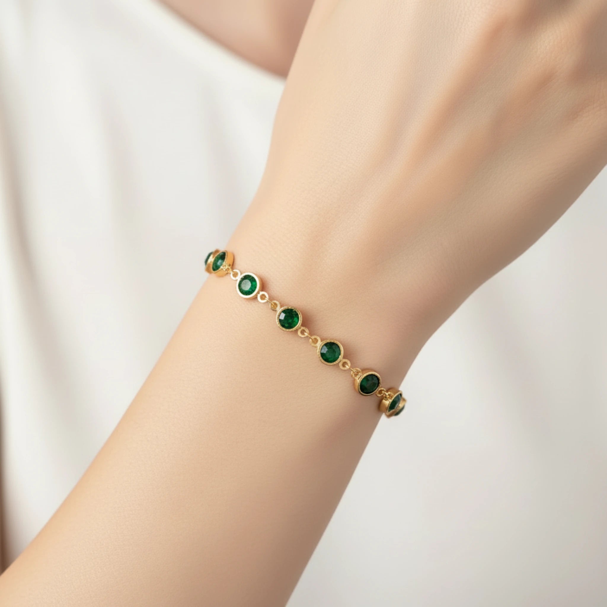 Bracelet Rive Émeraude – Pierres en Serti Clos et Finition Dorée