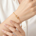 Bracelet Chaîne Fine avec Zirconium Solitaire – Élégance Subtile en Finition Dorée