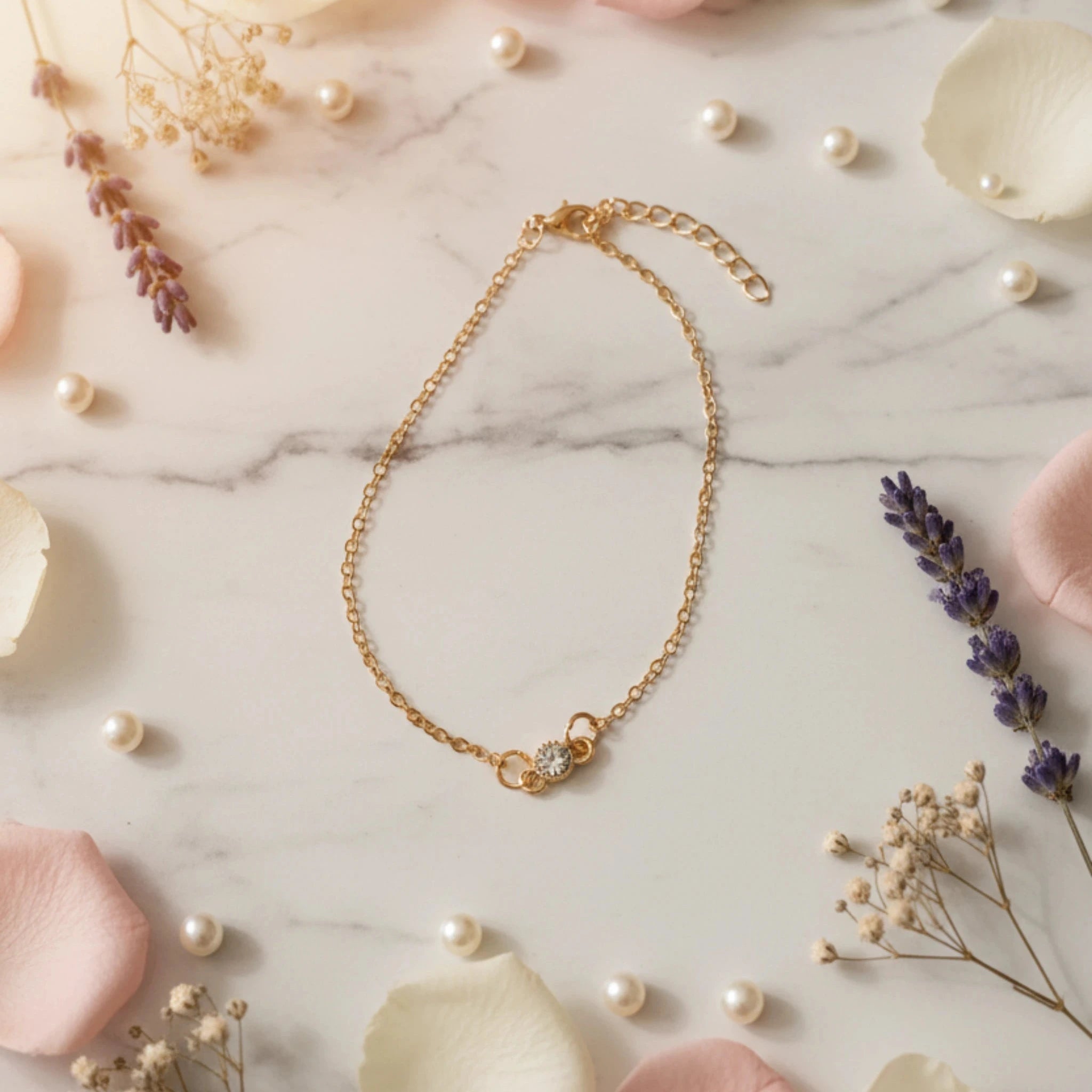Bracelet Chaîne Fine avec Zirconium Solitaire – Élégance Subtile en Finition Dorée