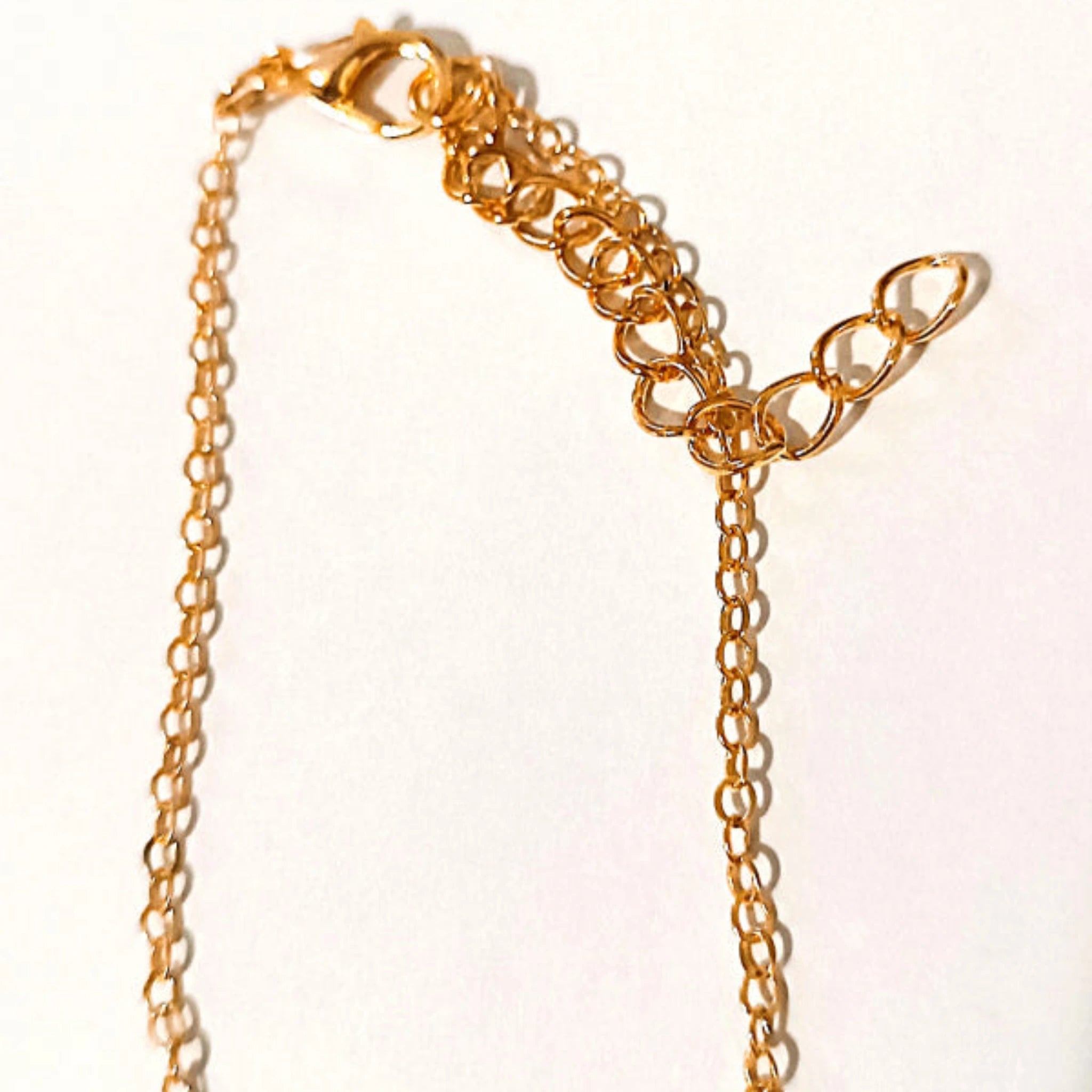 Bracelet Chaîne Fine avec Zirconium Solitaire – Élégance Subtile en Finition Dorée