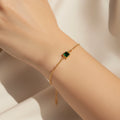 Bracelet Chaîne Fine "Émeraude Royale" – Élégance Géométrique et Dorée