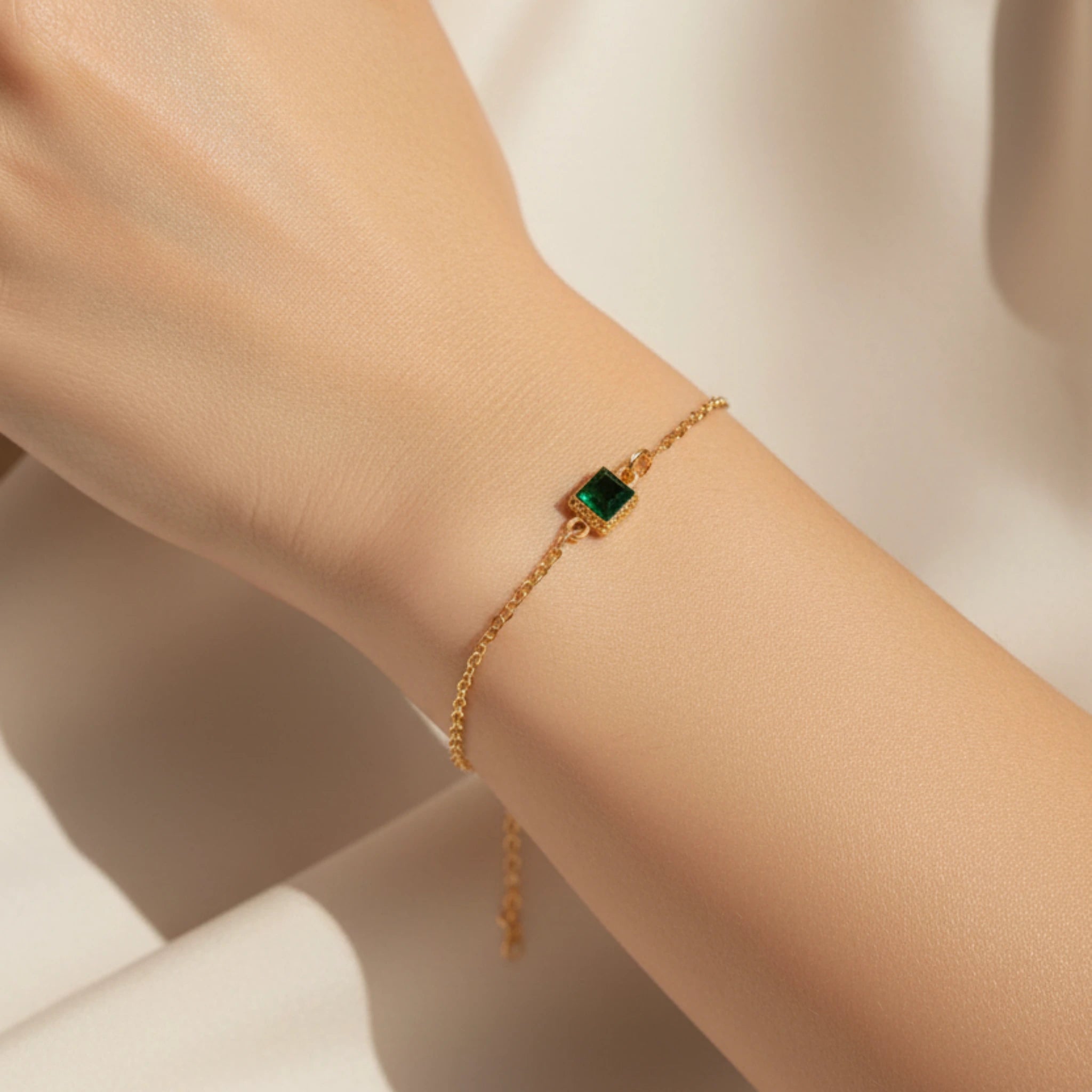 Bracelet Chaîne Fine "Émeraude Royale" – Élégance Géométrique et Dorée