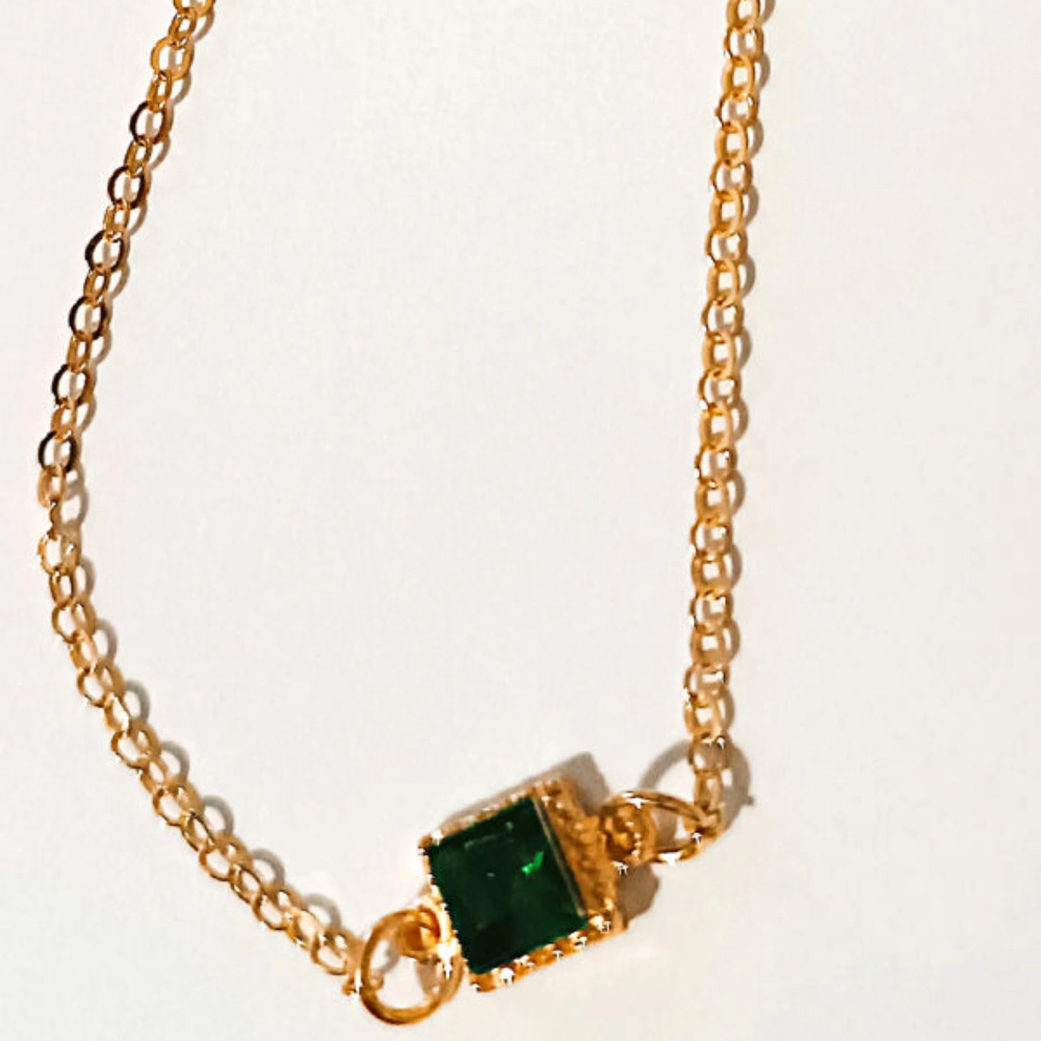Bracelet Chaîne Fine "Émeraude Royale" – Élégance Géométrique et Dorée