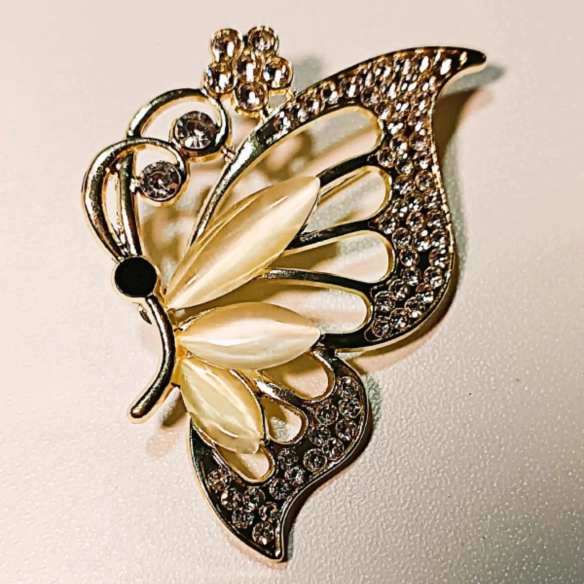 Broche "Papillon de Lumière" – Verre & Strass Étincelants