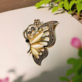 Broche "Papillon de Lumière" – Verre & Strass Étincelants