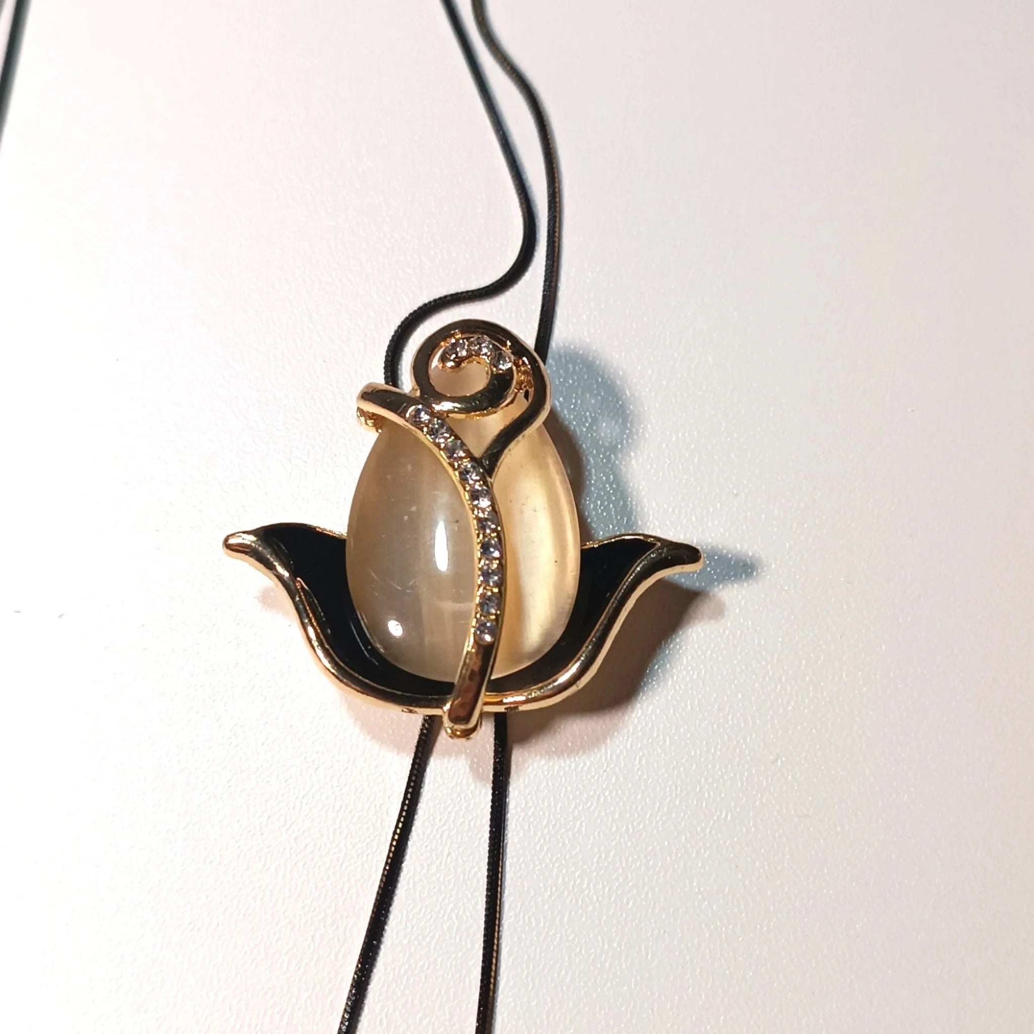 Sautoir "Tulipe de Nacre" - Collier Ajustable en métal Doré et Perle