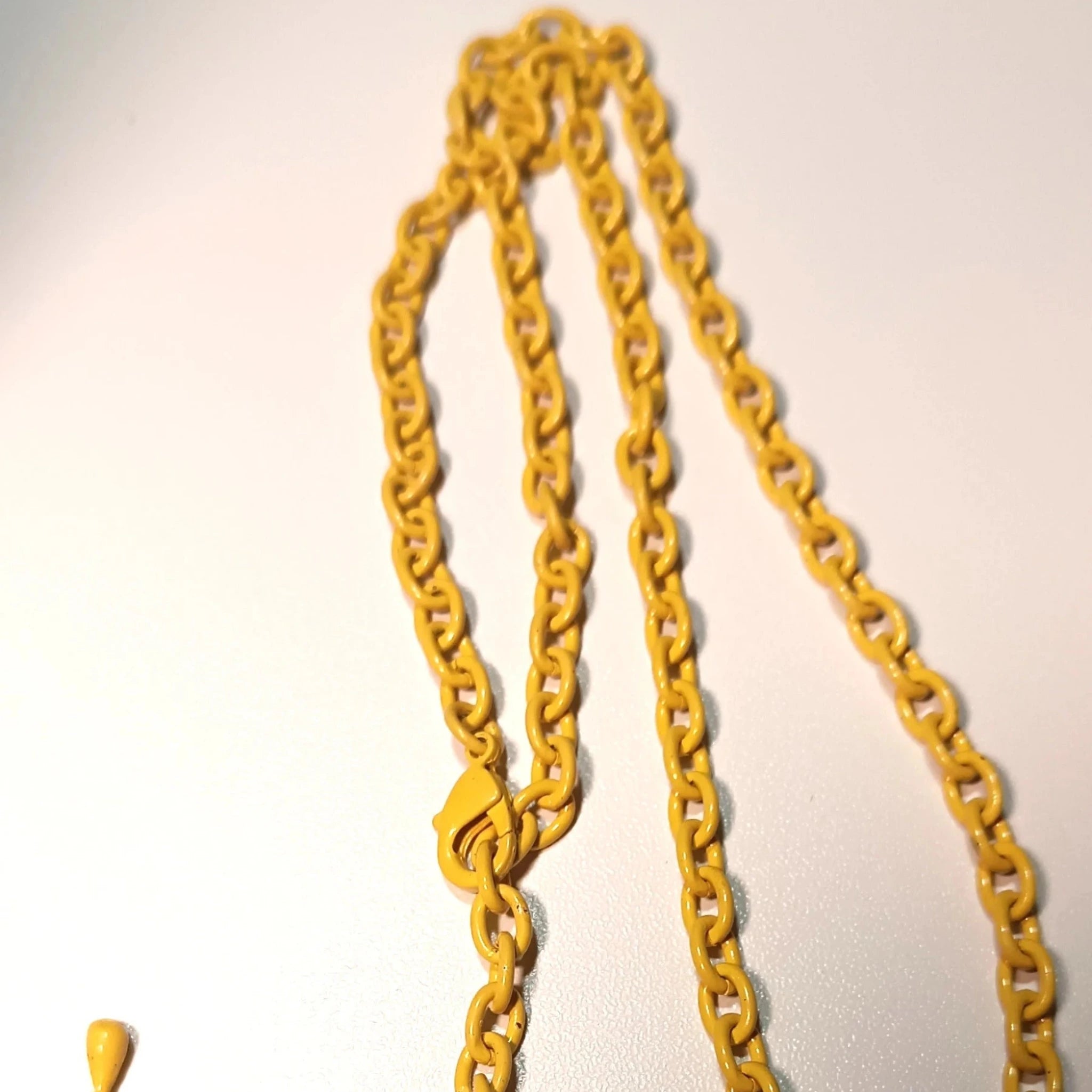 Collier "Cygne Arlequin" Jaune Moutarde – Éclat Pop & Cristaux