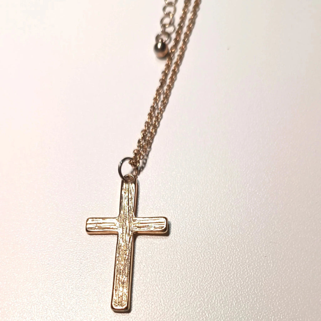 Collier "Foi Texturée" – Croix Métal Martelé Doré