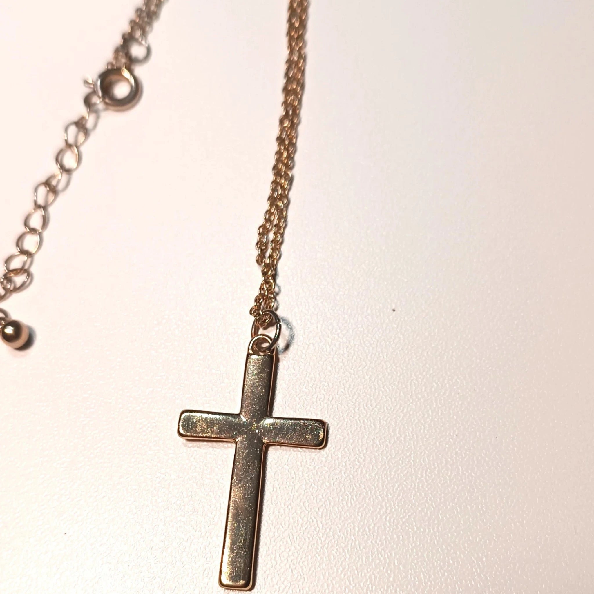 Collier "Foi Texturée" – Croix Métal Martelé Doré