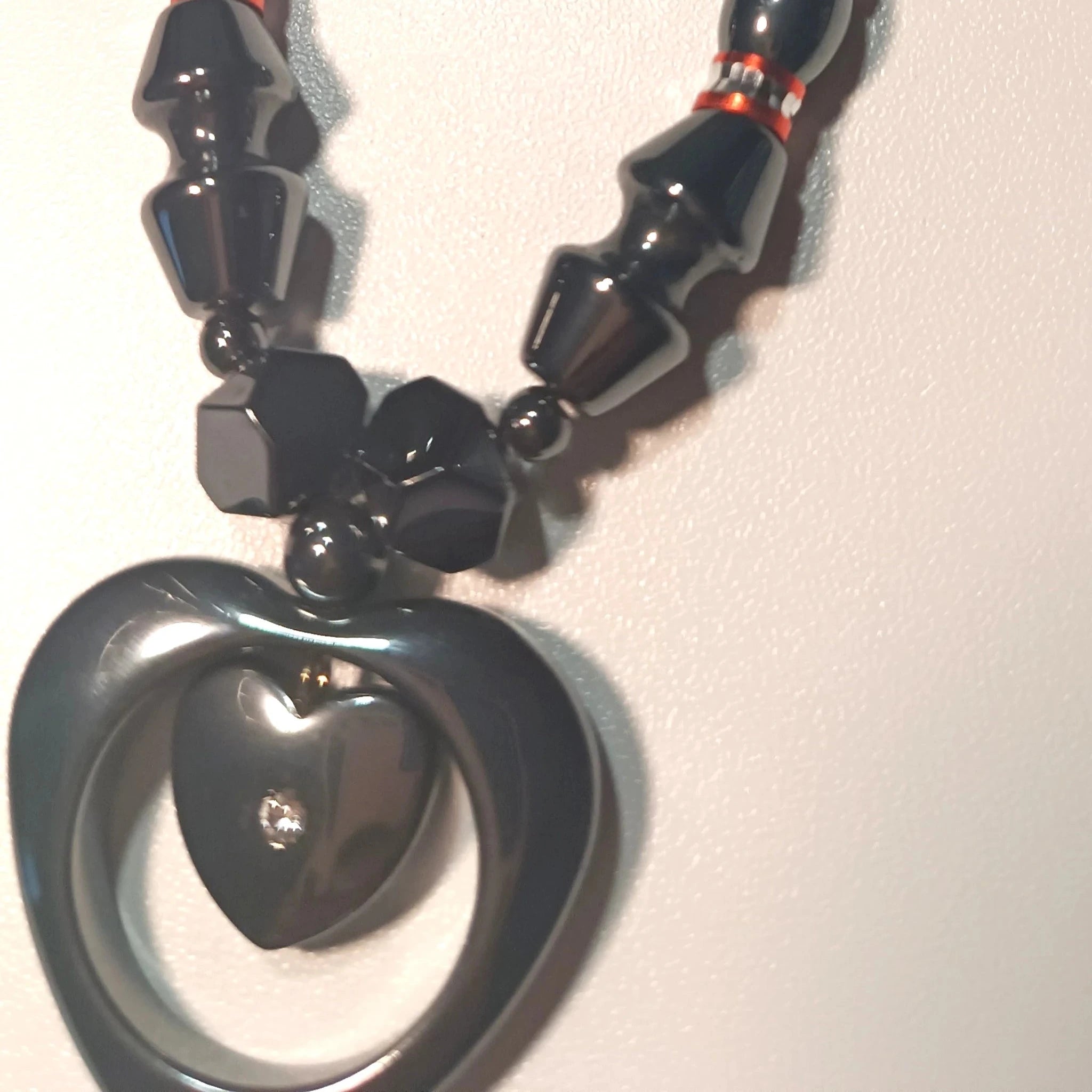 Collier "Énergie Magnétique" – Hématite Noire & Détails Cuivrés