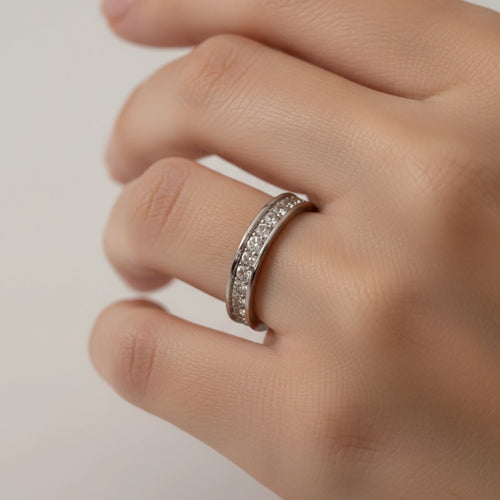 Détail sertissage zirconium tour complet – bague alliance titane