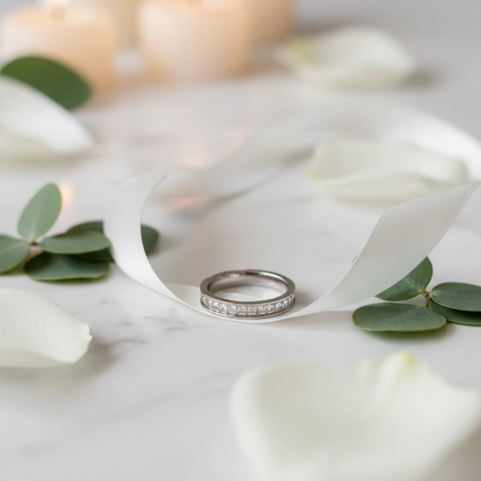 Bague alliance titane et zirconium portée au doigt – style minimaliste