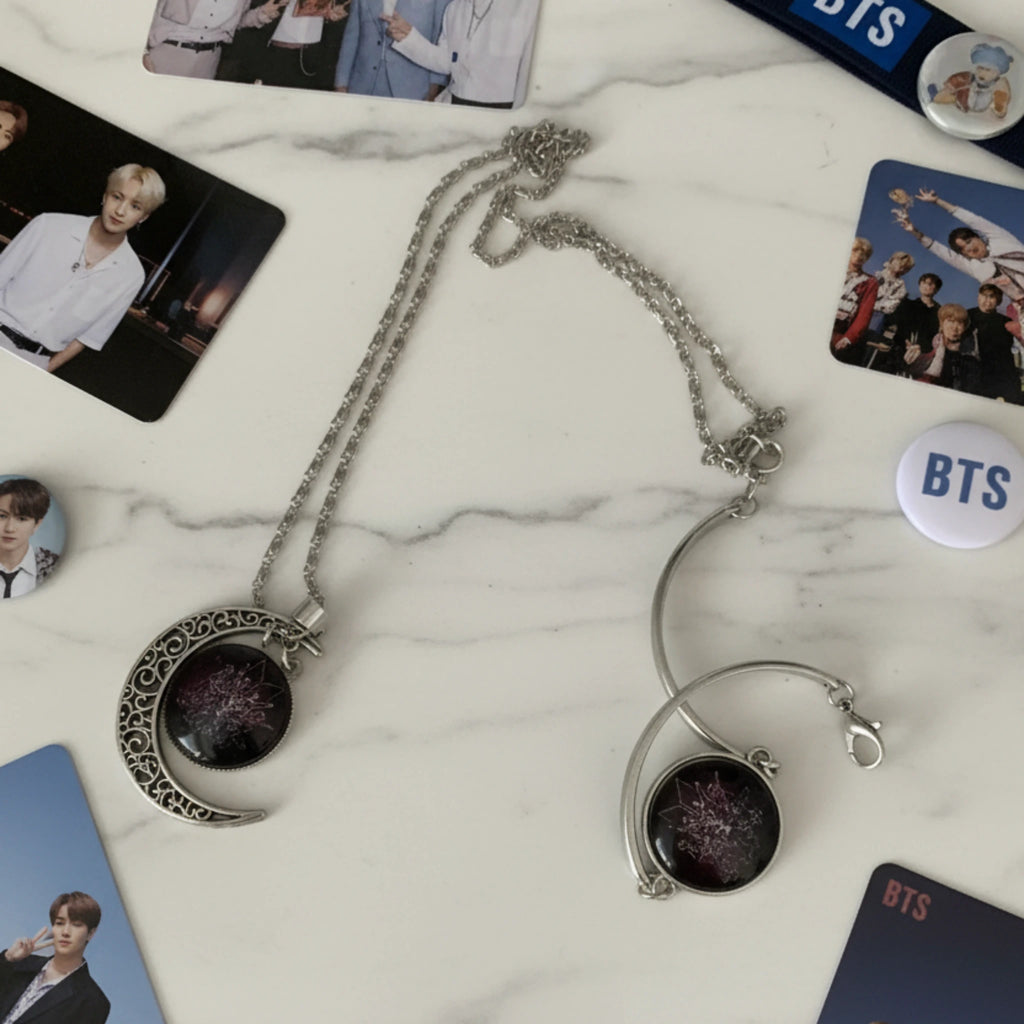 Parure bijoux BTS lunaire – collier croissant de lune et bracelet argenté, vue de face