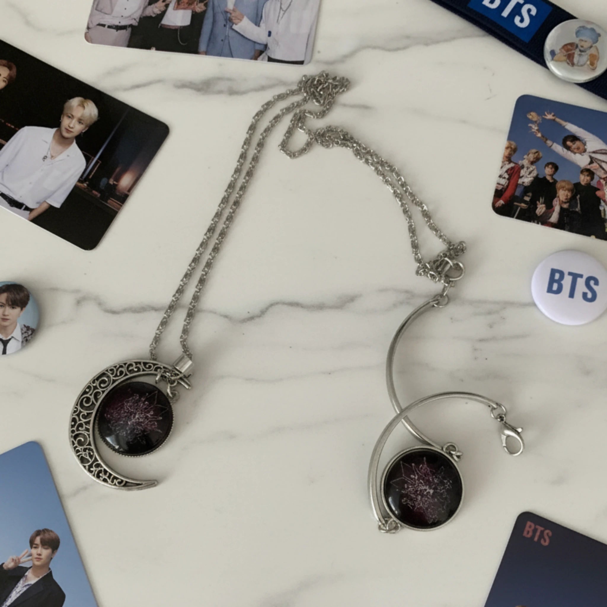 Parure bijoux BTS lunaire – collier croissant de lune et bracelet argenté, vue de face