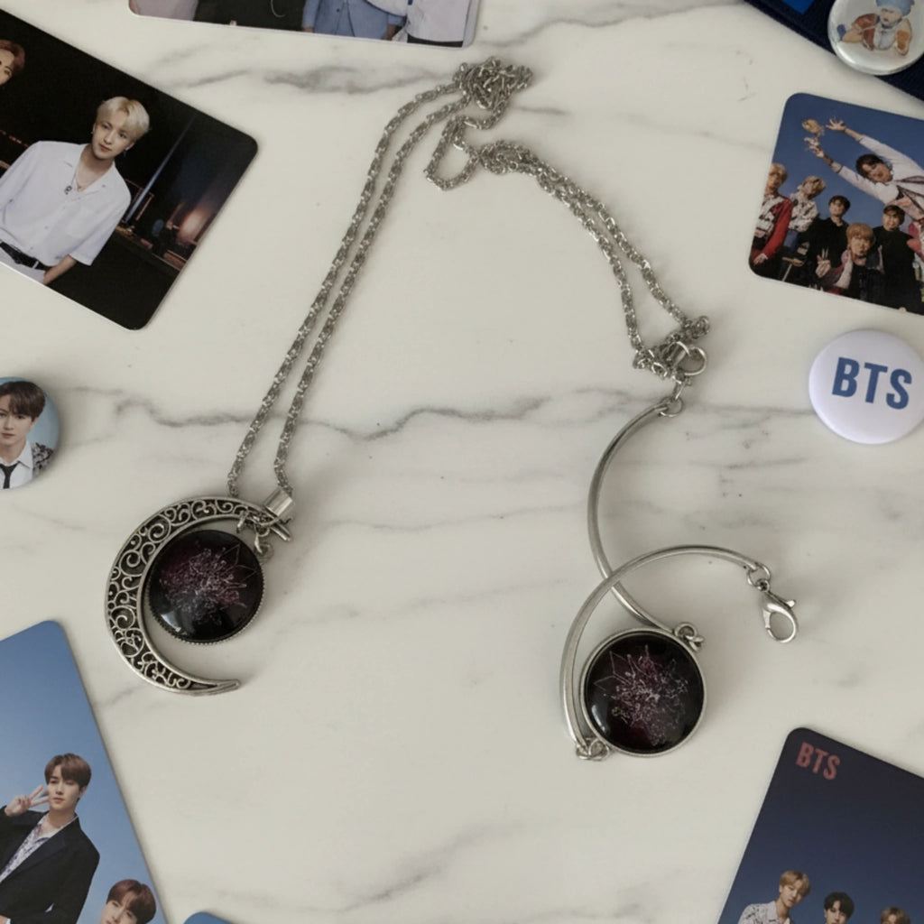 Parure BTS – détail collier croissant de lune filigrane argenté et médaillon violet