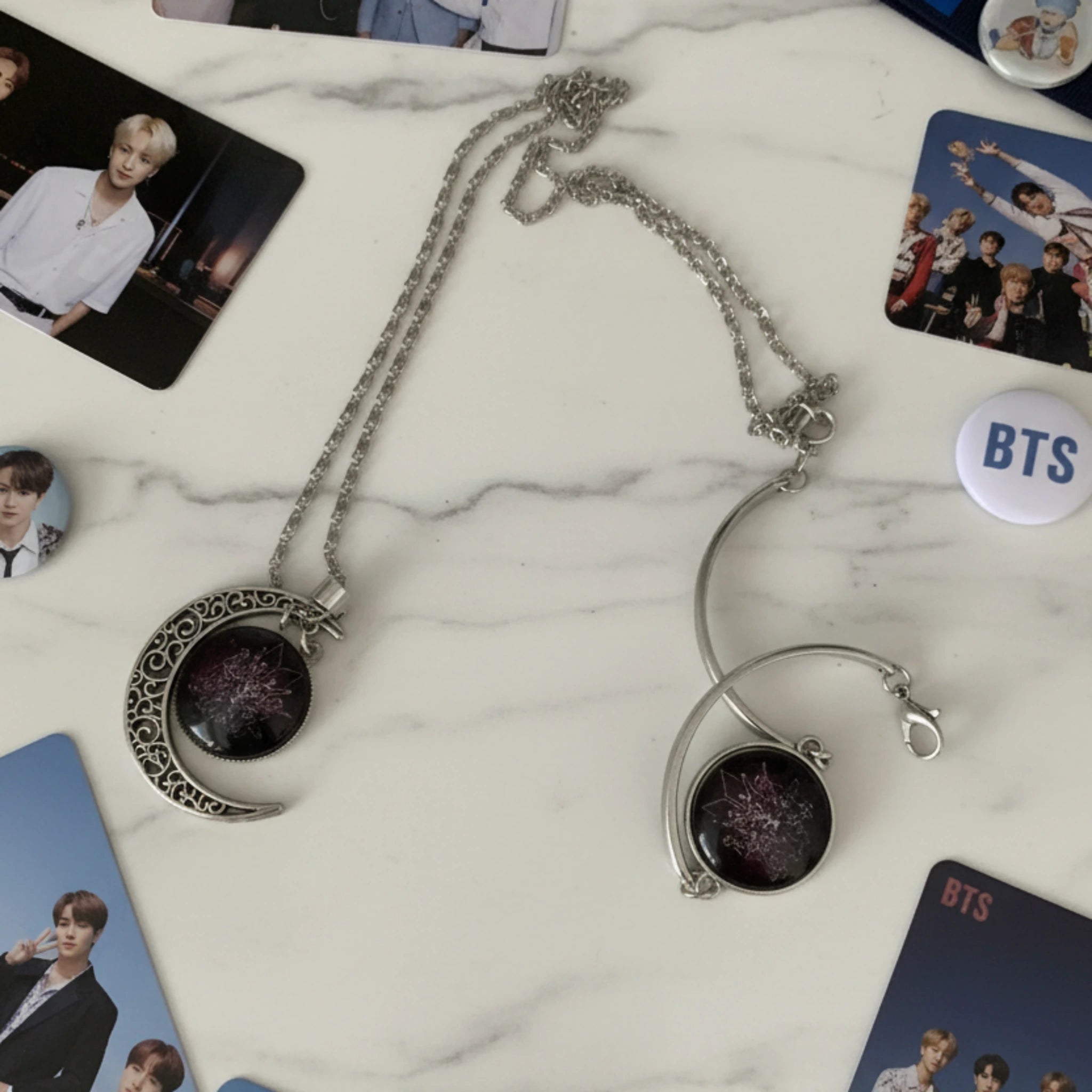 Parure BTS – détail collier croissant de lune filigrane argenté et médaillon violet