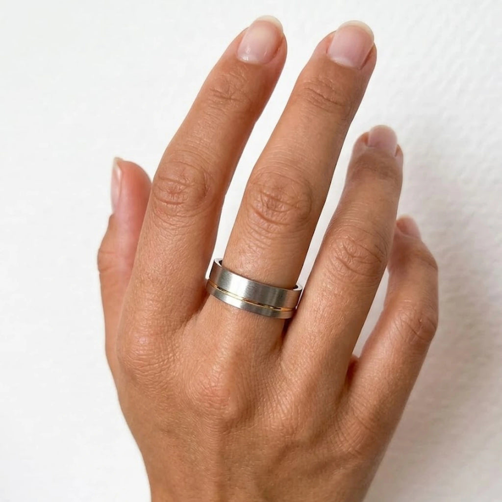 Bague "Ligne Solaire" – L’Équilibre de l'Acier et de l'Or